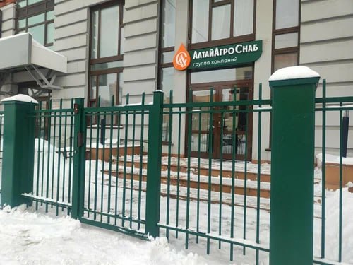 Генпрокуратура России в апелляционном порядке добилась обращения в доход государства агрохолдинга Алтайагроснаб стоимостью свыше 10 млрд рублей принадлежащего экс руководителю Южно Сибирского межрегионального управления Росприроднадзора Андрею Фролову Прокуратурой было установлено что Фролов незаконно совмещал госслужбу с предпринимательством Чиновник привлекал родственников и доверенных лиц регистрируя на них активы с целью ухода от необходимости их декларирования а также конспирации реального финансового положения сообщили в ведомстве В ноябре 2025 года Заельцовский райсуд Новосибирска частично удовлетворил требования Генпрокуратуры в доход государства были обращены три земельных участка жилой дом четыре нежилых помещения 13 транспортных средств квартира в РФ еще четыре квартиры в Турции две в Грузии одна в Таиланде и ООО Алтайская транспортная компания Их общая рыночная стоимость превысила 460 млн рублей При этом в ноябре 2025 года суд первой инстанции отказал в удовлетворении требований об обращении в доход Российской Федерации группы компаний Алтайагроснаб Анонимный Молотников Читайте нас в MAX