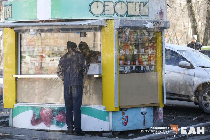 Глава СКР Бастрыкин велел проверить уличную торговлю в Екатеринбурге  В пресс-службе ведомства сообщают, что проверять буду точки, где мигранты незаконно торгуют просроченными продуктами.  Проверки спровоцированы жалобами жителей региона. Сейчас следователи  начали проверку по ст. 238 УК РФ «Производство, хранение, перевозка либо сбыт товаров и продукции, выполнение работ или оказание услуг, не отвечающих требованиям безопасности».