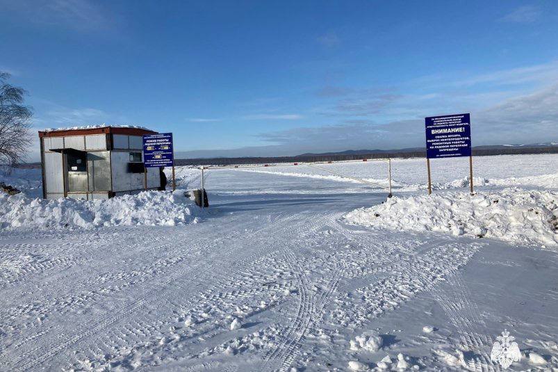 Две ледовые переправы в Охотском муниципальном округе признаны безопасными  Специалисты Центра государственной инспекции по маломерным судам Главного управления МЧС России по Хабаровскому краю взяли на учёт ледовые дороги в Охотском муниципальном округе. Они вошли в состав автозимника на автодороге между рабочим поселком Охотск и селом Иня.    Одна из переправ пересекла реку Ульбея. Её протяженность составила 49 метров. Вторая дорога пролегла по льду реки Марекан. Её длина 47 метров. Грузоподъемность обеих составляет 20 тонн.  Фото: МЧС России по Хабаровскому краю    AmurMedia   Прислать новость