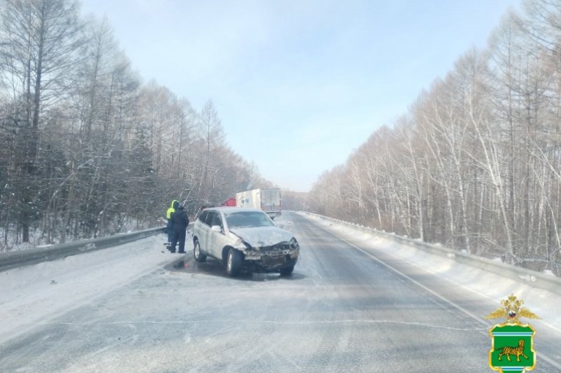 Внедорожник занесло на трассе Амур в ЕАО он врезался в фуру Читать подробнее на сайте