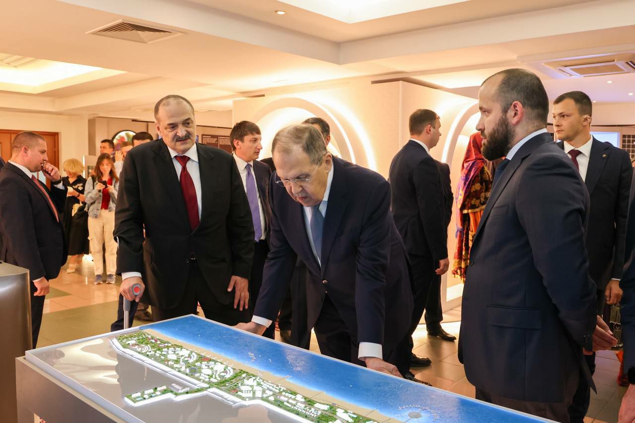 На площадке МИД России глава Дагестана Сергей Меликов представил Сергею Лаврову ключевые проекты, включая Каспийский прибрежный кластер, вертолёты концерна КЭМЗ, продукцию завода «Эксонор», крупнейшие объекты «зелёной энергии», агропромышленные предприятия. Сергей Лавров высоко оценил экспозицию. Он подчеркнул, что промышленные и туристические проекты, а также выращиваемая здесь продукция могут быть востребованы во многих странах. На презентации региона глава МИД отметил вклад дагестанцев в различные сферы, вспомнив поэта Расула Гамзатова, а также мужество и отвагу жителей республики, сражавшихся в Великой Отечественной войне и участвующих в СВО. «Рад, что сегодняшнее мероприятие позволит нашим многочисленным гостям ближе познакомиться с этим самобытным, ярким субъектом Российской Федерации, по достоинству оценить его экономический, инвестиционный, культурный, туристический потенциал. Радушие жителей Дагестана справедливо отмечают все, кто хоть раз посетил этот гостеприимный российский регион», — сказал глава федерального министерства. Отмечен также вклад дагестанцев в укрепление межнационального и межконфессионального единства. Глава МИД отметил динамичное развитие Дагестана, выделив сельское хозяйство, промышленность, наличие индустриальных парков и перспективность развития международного транспортного коридора «Север-Юг». Он также обратил внимание на богатую культуру, историю и туристическую привлекательность региона. Лавров заверил, что МИД РФ продолжит оказывать содействие в развитии международных связей Дагестана. «Дагестан поддерживает внешние связи с более чем 60 государствами, прежде всего ближнего зарубежья и Азии. Наше министерство, наше заграничное представительство продолжит оказывать в этом все необходимое содействие в русле утвержденного президентом Владимиром Путиным единого внешне-политического курса Российской Федерации», – отметил Лавров. Сергей Меликов поблагодарил за возможность представить республику и рассказал о её достопримечательностях. Он назвал Дагестан «Россией в миниатюре».