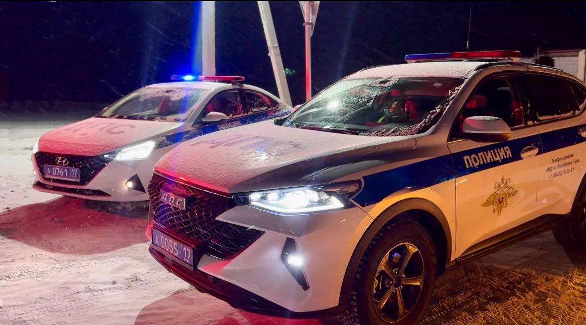 Дорожная ситуация в Туве за 30 декабря 2025 года Всего за сутки пресечено 192 нарушения ПДД   задержано 3 водителя в состоянии опьянения     выявлено 22 лица не имеющих и лишенных права управления транспортом     задержан водитель скрывшийся с места ДТП   В ОВД доставлено 4 лица На специализированные стоянки помещено 21 транспортное средство За минувшие сутки на дорогах республики зарегистрировано 8 ДТП из них 1 учетное 1   В Кызыле в 23 18 ч 30 12 2025 на ул Подгорной ЛДО 31 летняя женщина водитель автомобиля Ниссан Скайлайн допустила наезд на 45 летнюю женщину пешехода шедшую по проезжей части во встречном направлении  Пешеход в состоянии опьянения госпитализирована в нейрохирургическое отделение                 Необходимо провести праздники БЕЗОПАСНО без происшествий Ноль алкоголя за рулём Нет ничего важнее жизни С наступающим Новым годом Берегите себя и своих близких Управление Госавтоинспекции МВД по Республике Тыва