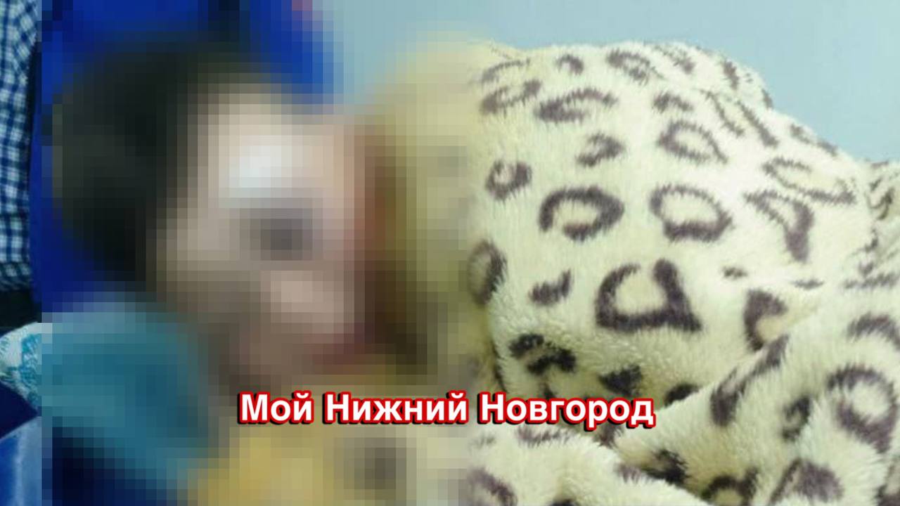 Ужас в Ветлужском районе там сверстники так сильно избили 14 летнего школьника что он попал в больницу с многочисленными переломами Как рассказал отец пострадавшего его сына вызвали из класса четверо ребят Один из них ударил его сына чем то тяжёлым врачи предполагают что это могла быть бита У ребёнка несколько переломов лобной кости ушиб глаза и другие травмы Директор школы отрицает возможность проноса таких предметов в учреждение и сообщает что с зачинщиком драки раньше проблем не было на учёте он не состоит Возбуждено уголовное дело о причинении тяжкого вреда здоровью назначена экспертиза Подпишись Предложи новость