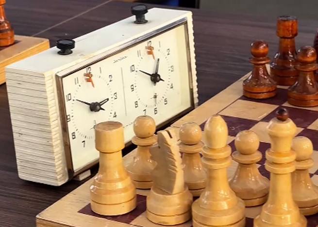 В улан удэнском Водоканале прошёл шахматный турнир посвящённый Международному дню борьбы с коррупцией В Водоканале выбрали шахматы как метафору антикоррупционной работы там победа достигается умом и подготовкой а не обходными путями Турнир стал не только спортивным событием но и напоминанием что прозрачность и правила основа любой системы коллективная ответственность помогает предотвращать нарушения отметили в пресс службе предприятия В феврале 2025 года суд назначил условный срок бывшему директору МУП Водоканал Дмитрию Скакалину Он признан виновным в превышении должностных полномочий служебном подлоге и коммерческом подкупе Предшественник Скакалина на посту директора Водоканала Жаргал Цыбиков был осуждён за растрату превышение и злоупотребление должностных полномочий Суд назначил ему шесть лет колонии общего режима