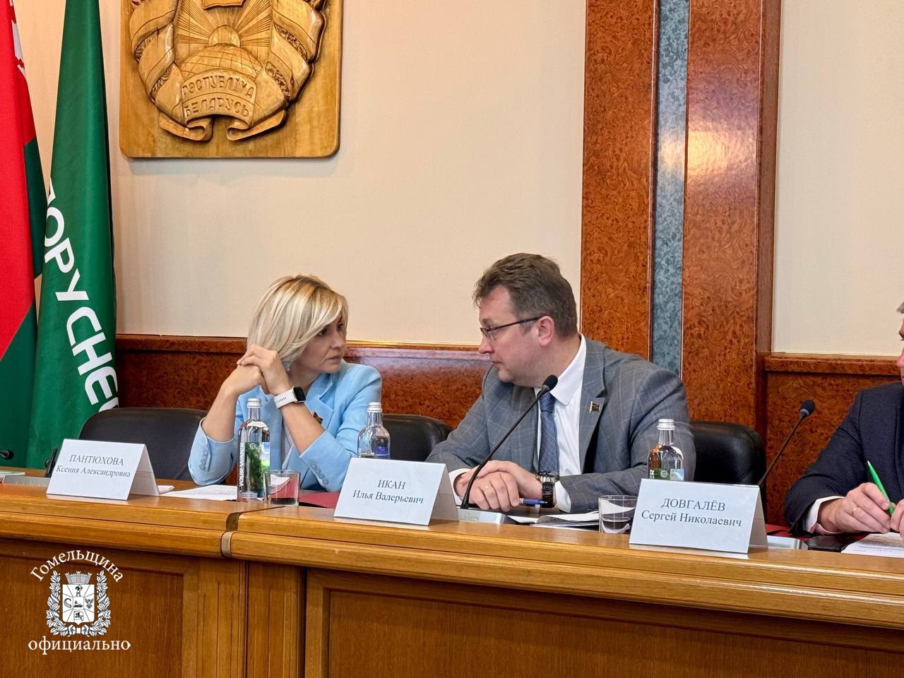 Совет концерна "Белнефтехим" проходит Речице с участием председателя концерна Ильи Икана, члена Совета Республики, заместителя председателя облисполкома Ксении Пантюховой.   На повестке – итоги работы организаций "Белнефтехима" за шесть месяцев, задачи по выполнению показателей социально-экономического развития на второе полугодие. Также в центре внимания – инвестиционная деятельность в организациях концерна за прошедший период 2025-го.
