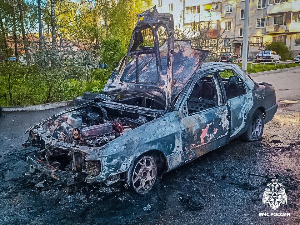 Пожар на колесах: в Смоленске горел автомобиль Вечером огнеборцы тушили легковой автомобиль во дворе многоквартирного дома на улице Соболева в Смоленске. Возгорание началось под капотом, когда автовладелец завел двигатель транспортного средства. Огнетушителя в машине не оказалось. Очевидцы не остались равнодушными, принесли огнетушители и помогали сбивать огонь, но безуспешно. Прибывшие огнеборцы МЧС России быстро потушили огонь. По итогу легковушка выгорела полностью. На месте работали 4 специалиста МЧС России на 1 автоцистерне. МЧС России рекомендует: содержи свой автомобиль в исправном состоянии; своевременно обслуживай; купи в машину огнетушитель. #МЧСРоссии #Пожар