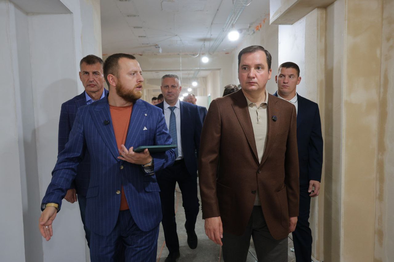 Цыбульский В Северодвинске продолжается капитальный ремонт поликлиники № 3 городской клинической больницы № 2. Модернизация ведётся в рамках федеральной программы развития первичного звена здравоохранения.  В прошлом году здесь заменили пассажирский лифт, отремонтировали крыльцо и пандус, подготовили проектно-сметную документацию для комплексного обновления. В начале 2025 года из-за недобросовестного исполнения обязательств прежней организацией был сменён подрядчик. Сейчас работы идут в полном объёме.  Завершены демонтажные работы, заменены стояки горячего и холодного водоснабжения, отопления и водоотведения, устанавливаются новые окна. Практически полностью готова кровля, ведётся оштукатуривание стен, монтаж гипсовых перегородок, обновление электромонтажной системы и отделка парапета. На объекте... подробнее на канале: Цыбульский @