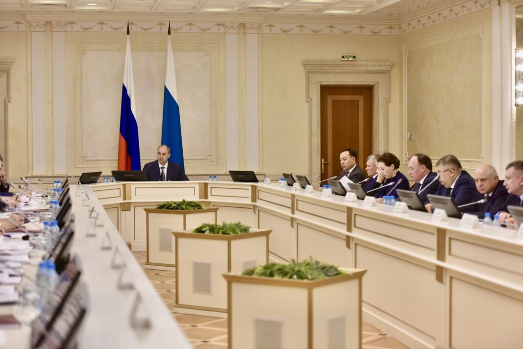 Глава Свердловской области Денис Паслер провел заседание антитеррористической комиссии, в котором приняли участие руководители органов исполнительной власти, силовых структур и избиркома  Ключевыми темами для обсуждения стали меры по обеспечению безопасности объектов и мест массового пребывания уральцев в преддверии нового учебного года и выборов.    Подробнее читайте на сайте «Областной газеты».    департамент информационной политики Свердловской области   Подписаться на «ОГ» Прислать новость Поддержать канал