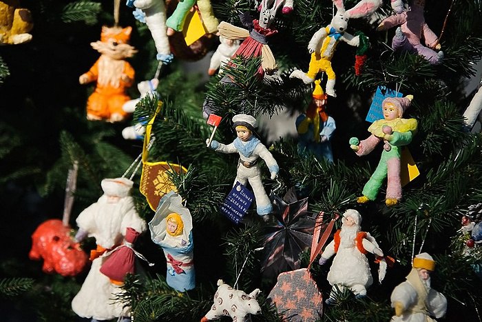 Скопилось две недели разницы Старый Новый год отметят сегодня в России Старый Новый год будут праздновать сегодня в России Откуда взялся этот странный праздник в эфире Утреннего экспресса рассказала исследовательница городских пространств гид Светлана Гацуленко пишет в Telegram Четвертый канал Дело в том что Россия перешла на григорианский календарь с юлианского позже других европейских стран в 1918 году Телеграмма которую отправили из России приходила в Европу на несколько дней раньше чем её отправили И советская власть она решила календарь поменять Это произошло в феврале 1918 года рассказала Светлана Гацуленко Четвертому каналу Однако Русская Православная Церковь и по сей день этих изменений не приняла и продолжает жить по юлианскому календарю uralweb ru