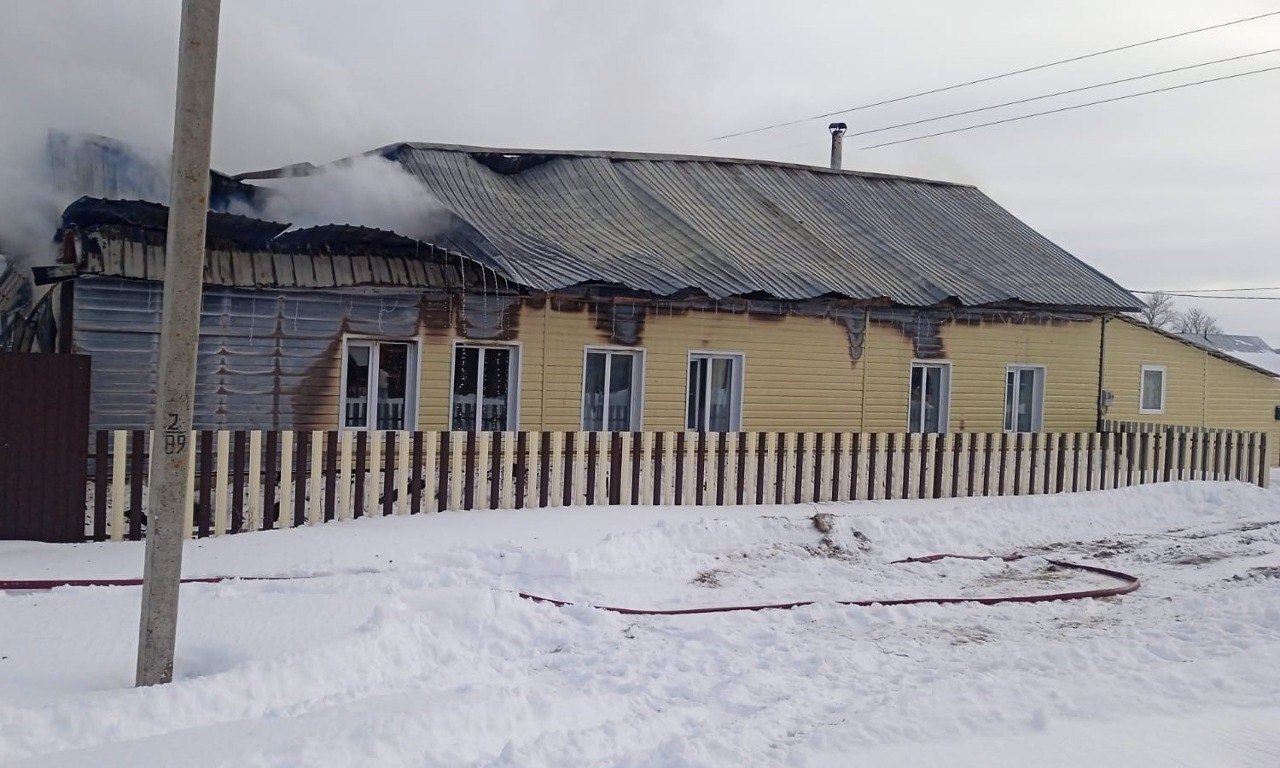 90-летний мужчина погиб при пожаре в своем доме  В селе Карлыханово Белокатайского района сегодня днем произошел пожар в жилом бревенчатом доме размером 10х8 метров.  До прибытия пожарных местными жителями из дома был эвакуирован пожилой мужчина и передан медикам. К сожалению, менее чем через час врачами констатирована его смерть.  Пожар потушен сотрудниками МЧС России и добровольцами. Причина пожара устанавливается, расследование проводит дознаватель МЧС России.   МЧС России рекомендует: установи в жилье пожарный извещатель:     среагирует на дым;  звуком разбудит тебя и близких;  спасешься сам и предупредишь об опасности других.