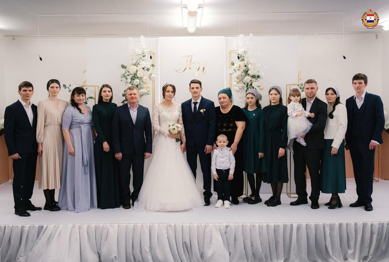 Семья в которой выросла целая история труда и любви к родной земле Президент России присвоил Светлане Кибаковой из Старошайговского района почётное звание Мать героиня Вместе с супругом Сергеем она воспитала 11 детей 8 дочерей и 3 сыновей а сейчас у них уже 6 внуков Светлана Викторовна полностью посвятила себя семье и дому В этой дружной и трудолюбивой семье умеют работать поддерживать друг друга и ценить родную землю Почти все взрослые дети трудятся в крестьянско фермерском хозяйстве Большое подворье это не только надёжная опора для семьи но и реальный вклад в развитие района и республики Семья Кибаковых пример настоящих традиционных ценностей и любви к Родине Фото Семейный архив Кибаковых СемьяРМ МатьГероиня