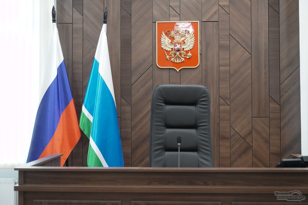 Приговор учителю из Екатеринбурга оставлен в силе Апелляция подтвердила наказание Сергею Перминову который заломал руку ученику Учитель получил 1 5 года исправительных работ с удержанием 10 зарплаты и лишение права преподавать на 2 года Компенсация морального вреда 120 тыс руб уже выплачена Общественники поддержали педагога и помогли с выплатой обсуждение ситуации продолжается Подписаться на Уральский меридиан