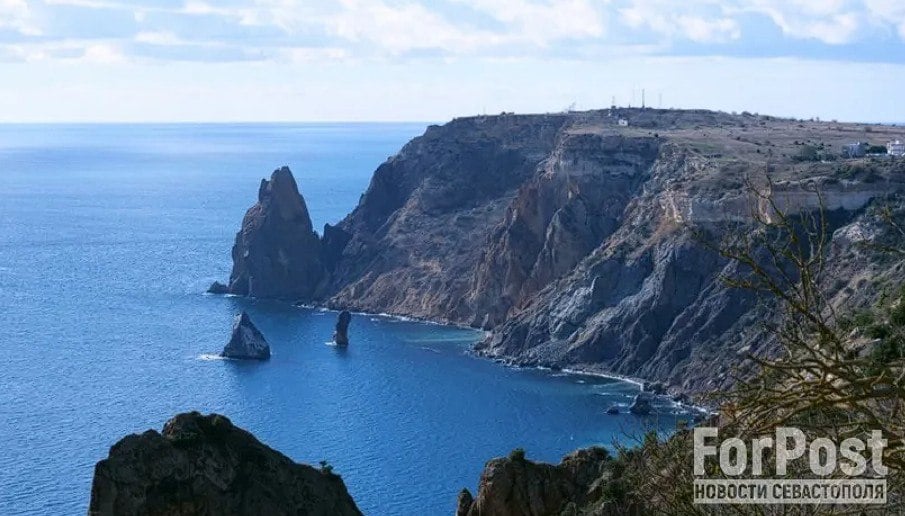 У Яшмового пляжа женщина сорвалась со скалы и погибла  Трагедия случилась 8 октября, сообщает МЧС Севастополя.   Ещё пять человек, которым в разные дни потребовалась помощь спасателей, были благополучно спасены. Среди них — 16-летний подросток, который сорвался со скалы в районе пляжа "Золотой". Он был эвакуирован спасателями из труднодоступной местности и передан в руки медиков.    ForPost