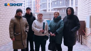 «Дом разрушается!»: ростовчане пожаловались на плачевное состояние новостройки и попросили о помощи врио губернатора  Дом на Ларина, 45 сдали в конце февраля 2022 года, однако территория не облагорожена, вокруг по-прежнему стоят синие строительные заборы. Спустя всего два года уже начинает проседать асфальт, постоянно случаются порывы трубопровода, а жалобы жильцов игнорируют. При этом управляющая компания мучает жильцов ЖК «Сердце Ростова 2» высокими тарифами на свои услуги.   «Блокнот Ростов» пообщался со страдающими дончанами и узнал, какие тайны скрывает новостройка на Ларина.  Подробнее – на нашем сайте.