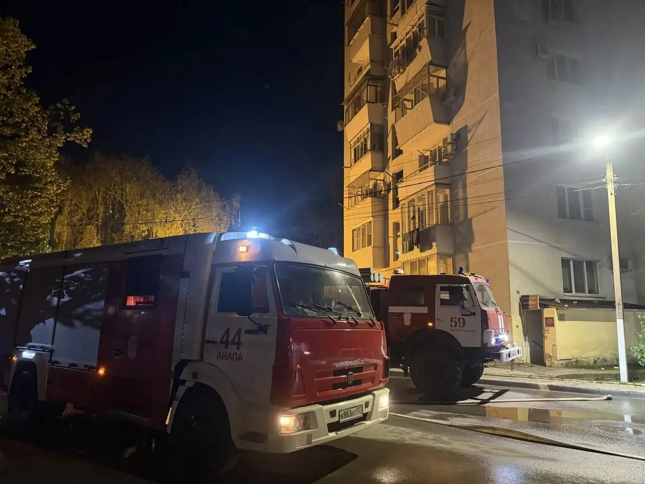 Пожар в многоквартирном доме в Анапе ликвидирован Пострадала квартира на втором этаже площадь возгорания составила 70 квадратных метров Эвакуировано 80 человек спасено 53 в том числе 15 детей Погибших и пострадавших нет 4 человека доставлены в пункт временного размещения на базе пансионата рассказала мэр города курорта Светлана Маслова Радио 104FМ Новая Россия Мы в МАХ