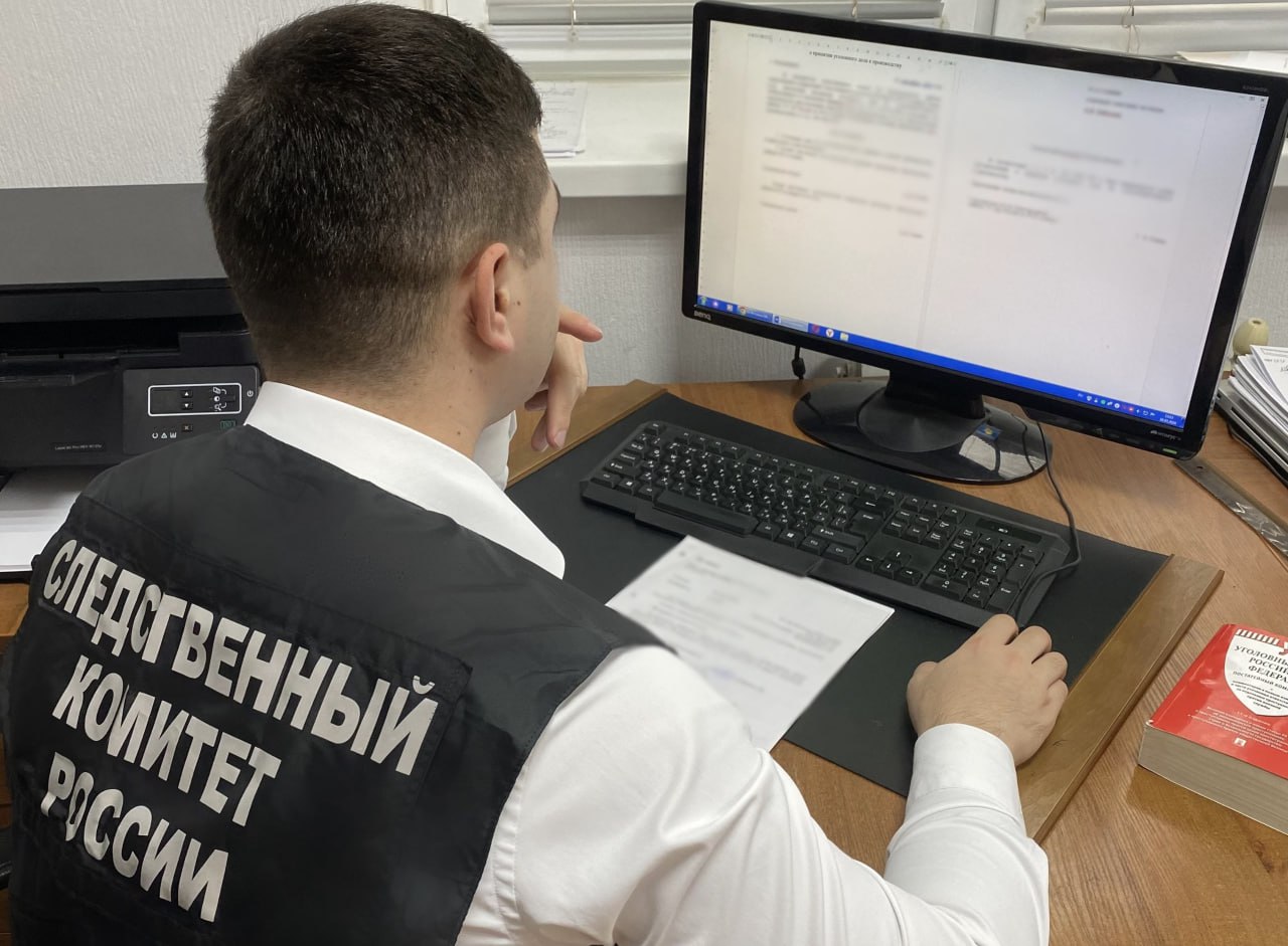 Заместитель главврача больницы в Северной Осетии «помогла» знакомым незаконно получить пенсию в 980 тысяч   В 2024-2025 годах, как считает следствие, медик писала в документах знакомых, что те тяжело больны. Потом девять жителей республики, используя эти бумаги, получали группу инвалидности и повышенную пенсию.  В итоге знакомым зама главврача незаконно выплатили из бюджета свыше 980 тысяч рублей, сообщили в управлении Следкома по Северной Осетии.  Против женщины возбудили уголовное дело о злоупотреблении полномочиями и служебном подлоге. Расследование продолжается.   «ВКонтакте» и в «Одноклассниках», чтобы быть в курсе самых интересных новостей Кавказа.   -канал АиФ – Северный Кавказ