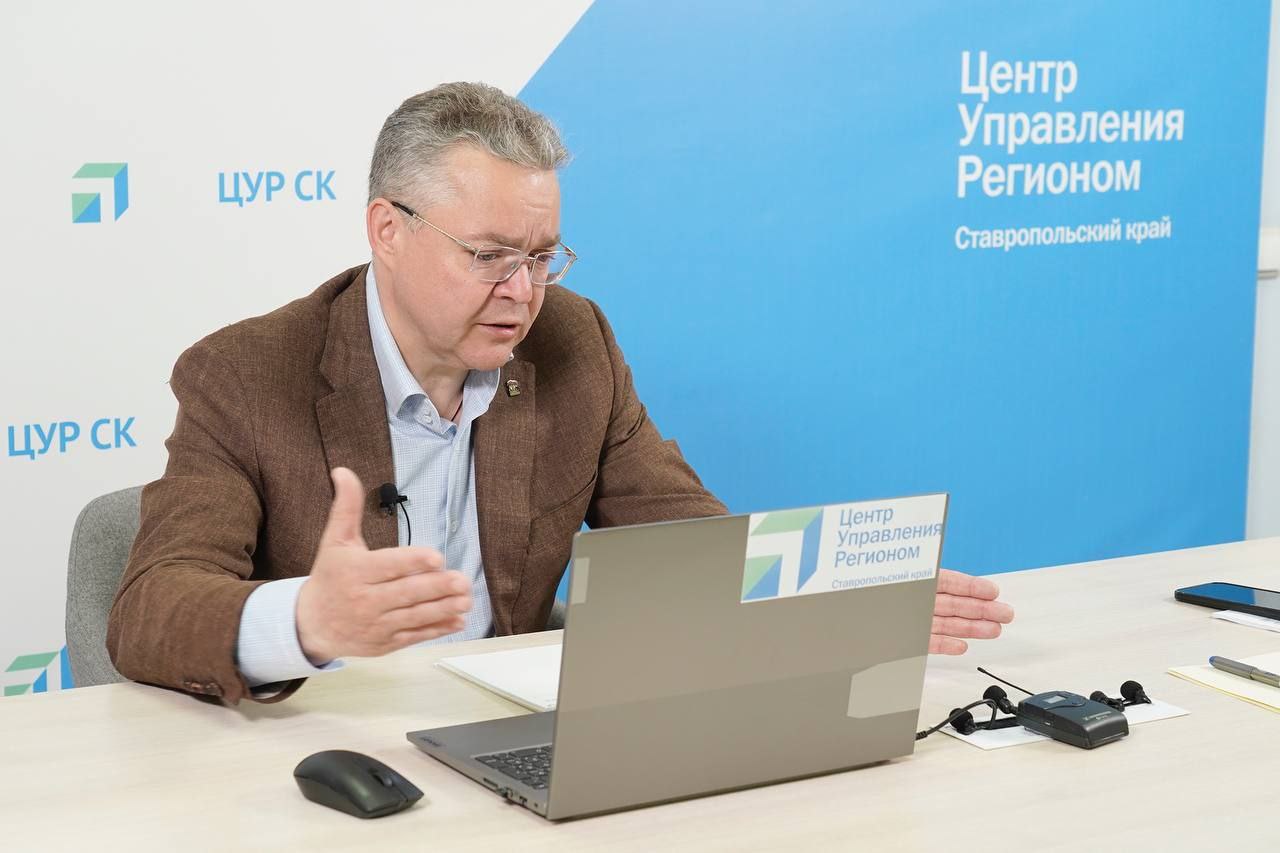 Губернатор взял на контроль восстановление работы насосной станции в Изобильненском округе после ливней Во время прямой линии губернатора жители Изобильненского округа подняли проблемы, связанные с сильными дождями. Жительница Солнечнодольска сообщила, что из-за ливня затопило местную насосную станцию, что привело к отключению водоснабжения. Кроме того, сточные воды могли попасть в Новотроицкое водохранилище. Губернатор Владимир Владимиров поручил местным властям и водоканалу срочно решить проблему. По словам главы округа Романа Коврыги, воду откачали, станцию почистили, и её работу восстановили в тот же день. Сброса стоков в водохранилище удалось избежать. Также губернатору поступило обращение от жительницы Изобильного, где нет ливнёвок, из-за чего дома могут подтапливать. Владимиров дал задание разобраться в ситуации в установленные сроки. Коврыга пообещал в ближайшее время выехать на место с представителями администрации, чтобы найти решение. Оба вопроса губернатор взял на личный контроль.