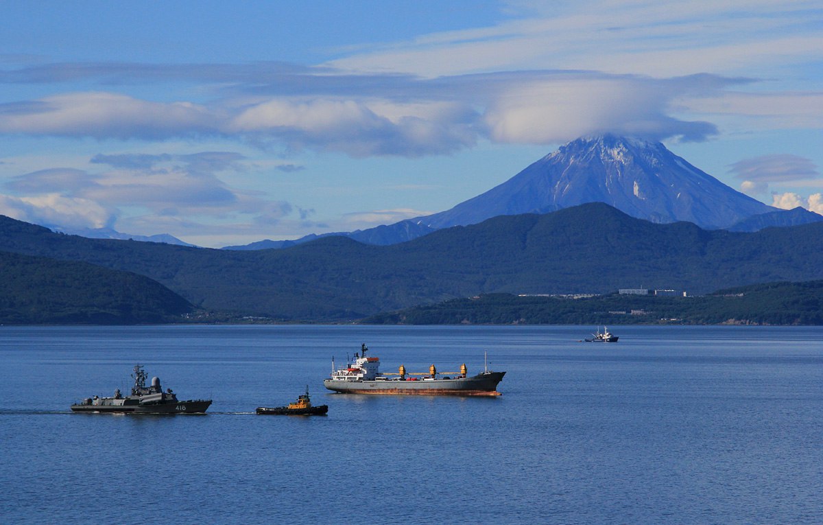 Камчатка снова начнёт принимать круизные рейсы В 2026 году Камчатка после долгого перерыва примет первые регулярные круизные рейсы Маршруты свяжут Камчатку с Сахалином Курилами и другими портами региона в единый круиз В программе Петропавловск Камчатский Командорские острова и популярные бухты на побережье Для рынка это шаг к расписанию к которому можно привязывать перелёты и гостиницы а для региона шанс вернуться к доковидному уровню заполнения морских маршрутов Для дальневосточных круизов планируются экспедиционные суда ледового класса либо крупные лайнеры с развитой инфраструктурой на борту От этого зависит останутся ли поездки нишевым продуктом для туристов с высоким бюджетом или станут доступны более широкой аудитории