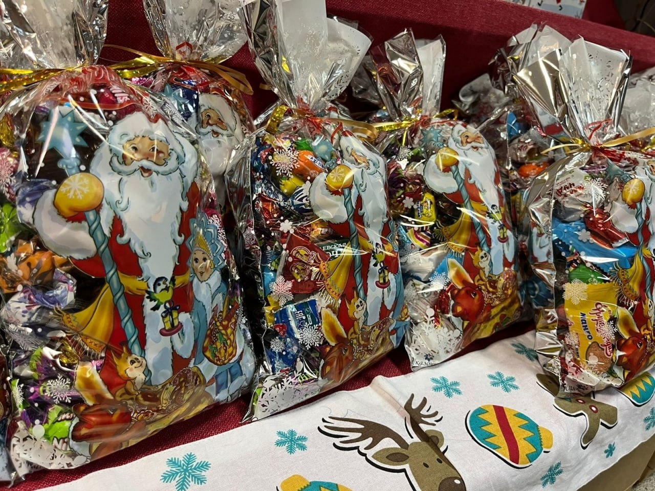 Новогодние подарки получат порядка 200 тысяч детей ДНР Министерство образования и науки Республики за счет регионального бюджета приобретет 197 766 новогодних наборов Соответствующее распоряжение подписал председатель Правительства ДНР Андрей Чертков  Подарки будут выдавать детям возрастом от 2 до 17 лет включительно в том числе воспитанникам детских садов и школьникам  Наборы направят для выдачи в образовательные учреждения согласно поданным заявкам ВАРМСУ СМО ДНР Подписывайтесь ВАРМСУ СМО ДНР Подписывайтесь