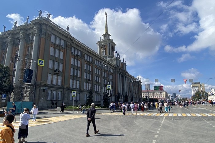 В Екатеринбурге перекроют проспект Ленина  Проспект Ленина в Екатеринбурге временно перекроют 2 декабря для возложения цветов к памятнику Жукову.  Сотрудники Госавтоинспекции готовы к оперативному закрытию нечетной стороны проспекта Ленина  от улицы Бажова до Луначарского  в период с 10:45 до 11:45 2 декабря.  В это время пройдет церемония торжественного возложения венков и цветов к памятнику Маршала Советского Союза Георгию Жукову.  Закрытие движения предусмотрено, чтобы пропустить праздничную колонну, сообщили в мэрии.