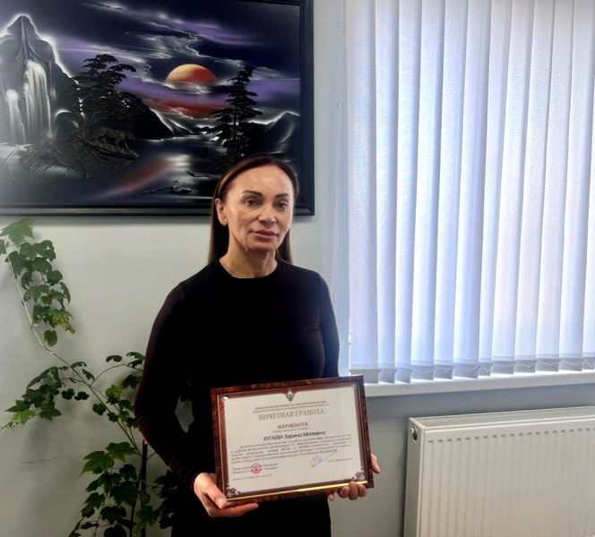 В Северной Осетии ветераны Пригородного районного отдела полиции получили награды В Совете ветеранов МВД по РСО Алания состоялось торжественное вручение ведомственных наград бывшим сотрудникам силового ведомства за наставническую работу с молодыми коллегами и активную деятельность по правовому нравственному и патриотическому воспитанию подрастающего поколения В числе удостоенных наград Общероссийской общественной организации ветеранов МВД России и представители территориального органа внутренних дел по Пригородному району республики офицеры в отставке Зарина Хугаева и Викентий Козаев За многолетнюю безупречную службу в системе МВД активное участие в работе ветеранской организации и личный вклад в профессиональное обучение молодых коллег председатель Совета ветеранов райотдела майор полиции Зарина Хугаева удостоена Почетной грамоты Подполковник милиции в отставке Викентий Козаев награжден медалью За вклад в развитие и укрепление ветеранского движения Также Общественным советом при ГУ МВД России По СКФО медалью За содействие отмечен труд майора милиции в отставке Иосифа Хугаева Заслуженные награды ветеранам вручил заместитель министра внутренних дел республики по работе с личным составом полковник полиции Михаил Мыльников Он поблагодарил каждого из них за годы отданные нелегкой службе защите прав и свобод граждан ветеранской работе Подписаться на МВД по РСО Алания Подписаться на МВД России в MAX