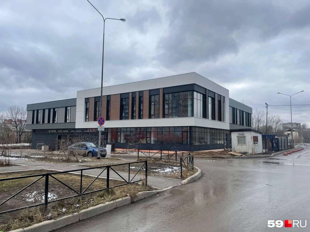 На месте одной из парковок в ЖК Арсенал Пермь достраивают еще один торговый центр На небольшом треугольном участке у домов 64 и 67 на улице Красные казармы возводят двухэтажный торговый центр arendatrk Чат заявок от арендаторов ok arendatrk  Новые ТЦ в журнале Arenda trk