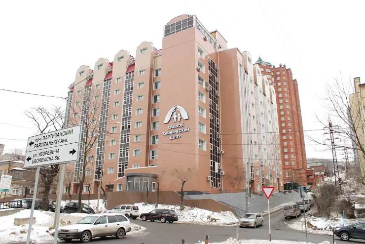 Во Владивостоке жители жалуются на платные парковки у краевой больницы и Центра материнства и детства Многие приезжают при срочной необходимости например рожать в схватках и сразу получают штрафы за парковку таких случаев становится всё больше Зоны платной парковки установлены вдоль всего периметра медицинских учреждений но мест для бесплатной стоянки пациентов и сотрудников практически нет а альтернативные парковки отсутствуют Тяжело также приходится родственникам пациентов которые приезжают из отдалённых районов у них может не быть смартфонов или приложений для оплаты парковки а информационные табло и паркоматы там не установлены Среди оштрафованных и сотрудники медицинских учреждений Например заслуженный врач Тамара Николаевна получила штраф в 2500 рублей несмотря на отсутствие выделенной парковки для персонала Горожане просят пересмотреть правила парковки у важных социальных объектов Источник aphina pallados РОДИТЕЛИ ПРИМОРЬЯ