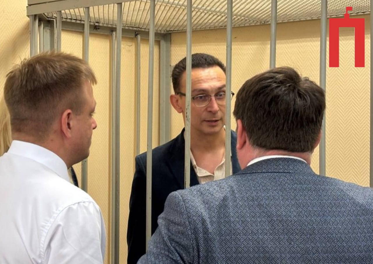 Бывший воронежский замминистра Александр Кукин еще на месяц останется в СИЗО Центральный райсуд удовлетворил ходатайство следствия и продлил срок содержания под стражей бывшему замминистра предпринимательства и торговли. Он останется в СИЗО до 30 июня. Уголовное дело по ч. 4 ст. 159 УК РФ связано с неправомерным освоением гранта при благоустройстве турбазы «Мадагаскар» в Семилукском районе, подконтрольной Евгению Ягодкину. Кукин, по версии следствия, закрыл глаза на недочеты. На прошлой неделе Ягодкин был арестован по ходатайству следствия. С февраля, после возбуждения дела, он был под подпиской о невыезде. Подписывайся на «Площадь»