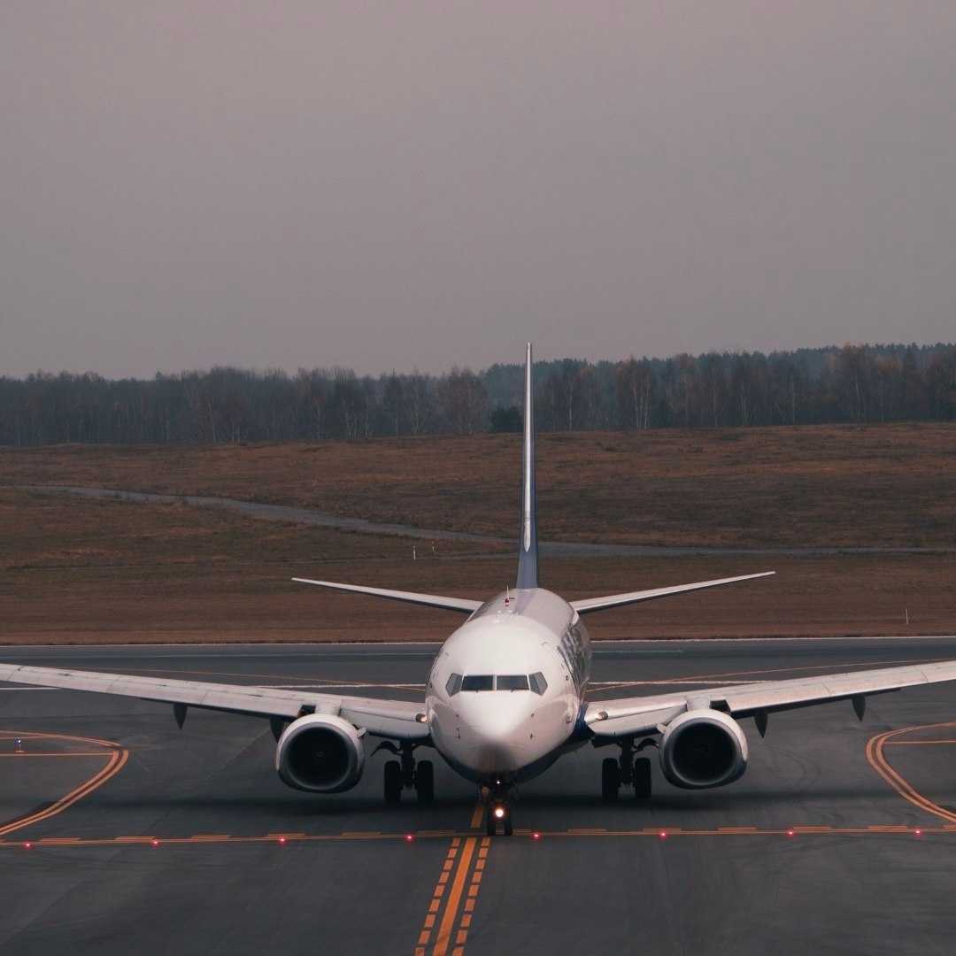 Субсидии на развитие авиаперевозок сохранятся в Ставропольском крае В ходе пресс конференции в ТАСС губернатор Ставропольского края рассказал о работе региональных аэропортов и мерах поддержки авиаперевозок Глава края отметил что воздушные гавани Ставрополья являются ключевыми для всего Северного Кавказа Сегодня в наших аэропортах действует 71 направление внутренние и зарубежные рейсы заполнены на 98 Опасности просадки пассажиропотока нет будем развивать эту сферу дальше подчеркнул Владимир Владимиров Владимиров добавил что край ежегодно выделяет 300 млн рублей на субсидирование новых авиарейсов После выхода на экономическую окупаемость обычно в течение трёх лет направления становятся полностью коммерческими В настоящий момент поддержка распространяется на 19 авианаправлений