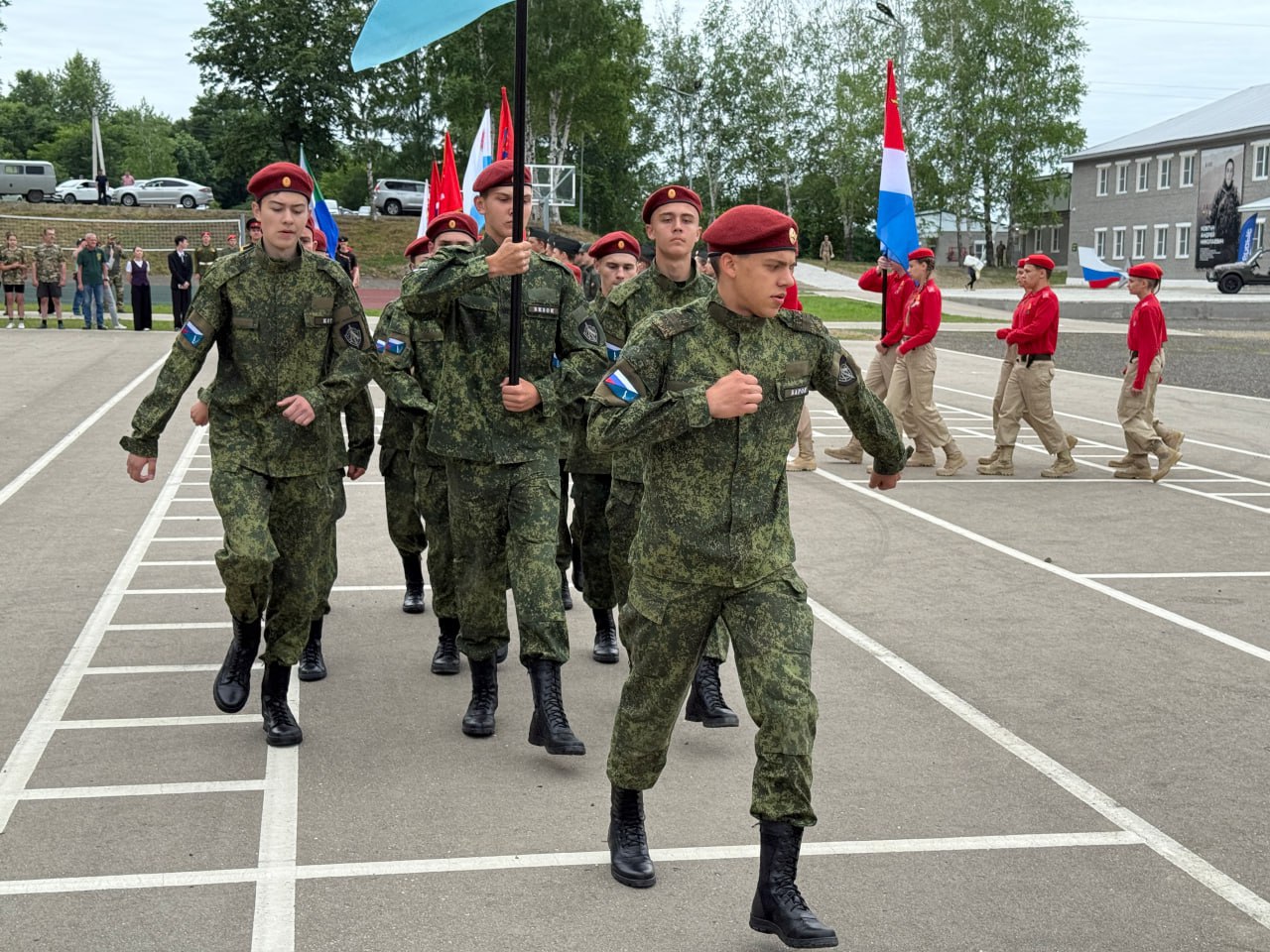 ЕАО принимает окружные сборы Всероссийской военно-патриотической игры «Зарница 2.0»   На протяжении 6 дней 11 лучших команд из Дальневосточного федерального округа будут проходить испытания на базе учебно-тренировочного комплекса «Кирга».  Амурскую область представляет команда «Наследники славы», Хабаровский край – «Кадеты 27», Приморье – «Схват», Камчатку – «Альфа 41», Магаданскую область – команда «Ястреб», Чукотку – «Штар», Бурятию – «Кадеты Бурятии», Якутию – «Сайдам», Сахалинскую область – «Альфа», Забайкальский край – «Отряд Бекетова», ЕАО – «Амировцы». - Уверена, что ребята увезут с собой из ЕАО не только новые знания и опыт, но и частичку любви, уважения и веры в достойное будущее, которые они смогут построить в нашей великой стране, – отметила глава ЕАО Мария Костюк.  Программа игры состоит из нескольких блоков: образовательный, зачетно-инструктивный, походный и игровой. Командам предстоит пройти курс подготовки по условно-военным специальностям и отрядное обучение, пообщаются с ветераном СВО, совершат 5-километровый полевой выход.  Кульминацией сборов станет большая военно-тактическая игра на местности.   Планируется и культурная программа. Участники представят командные визитки с национальным компонентом, посетят главные достопримечательности Биробиджана в ходе обзорной экскурсии по городу, посмотрят патриотический фильм и соберутся у костра на огонек. В 2025 году «Зарница 2.0» посвящена Году защитника Отечества и 80-летию Победы в Великой Отечественной войне.  Для участников это дополнительный символ стойкости, мужества и единства.  Подпишись