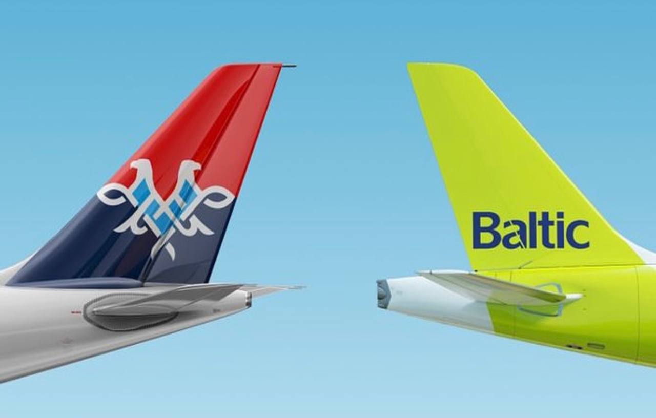 Air Serbia и Air Baltic подписали новый контракт флот пополнится современными Airbus A220 300 Национальная авиакомпания Air Serbia и латвийская Air Baltic подписали новое двухлетнее соглашение о лизинге самолётов с экипажем wet leasing которое значительно расширяет сотрудничество двух перевозчиков С 1 ноября 2025 года Air Baltic будет выполнять рейсы для Air Serbia на современных самолётах Airbus A220 300 рассчитанных на 148 пассажиров В зимний сезон планируется эксплуатация двух самолётов а летом 2026 года уже четырёх serbia Все о Сербии