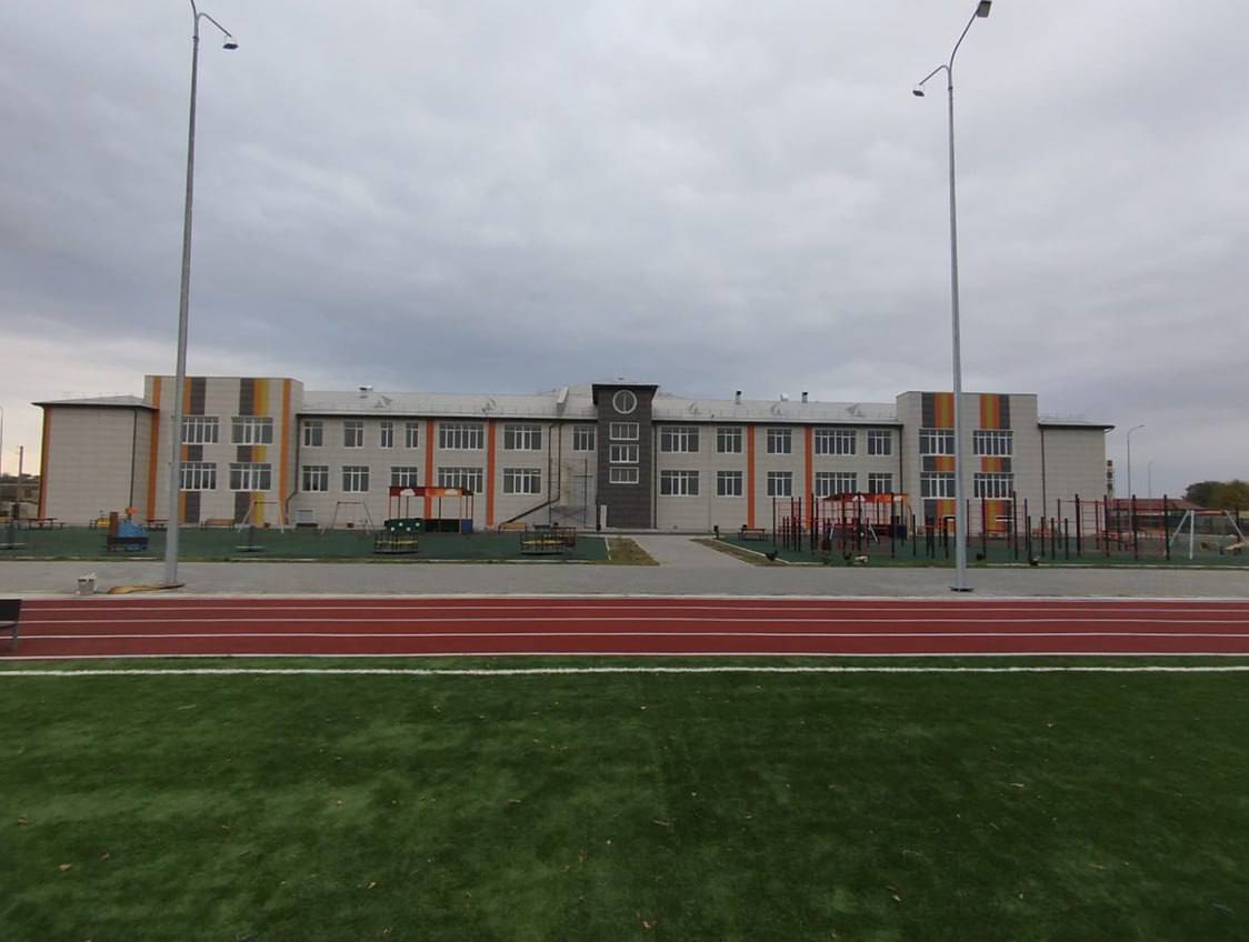 Дагестан ввел в строй еще одну новую школу на 300 ученических мест В Хасавюртовском районе в селе Пятилетка завершено строительство школы на 300 ученических мест По данным Минимущества РД объект уже внесен в реестр государственного имущества Республики Дагестан Общая площадь здания составляет более 12 тысяч кв м При этом как уточнили в Минстрое Дагестана новая школа отвечает всем современным требованиям Учебное заведение оснащено автономной котельной пожарными резервуарами и трансформаторной подстанцией что обеспечивает высокую степень безопасности и автономности объекта