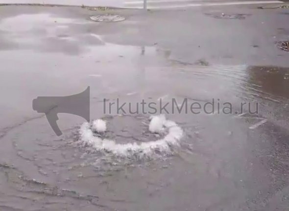 Авария на трубопроводе произошла на бульваре Гагарина в Иркутске Поток горячей воды, хлещущий из-под земли, образовал лужу, затопившую газоны  ВИДЕО     Читать подробнее на сайте...