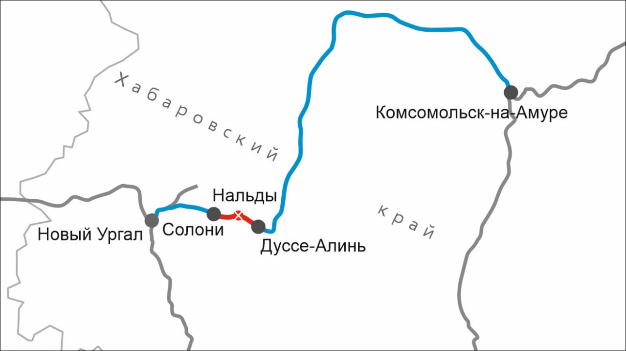 РЖД расширили дорогу на подъезде к Дуссе-Алиню Первые поезда поехали по новому второму пути на бамовском перегоне Солони – Дуссе-Алинь в Хабаровском крае. Во время модернизации разъезд Нальды закрыли, а два смежных участка Солони – Нальды и Нальды – Дуссе-Алинь объединили в один большой длиной 19 км. Это решение позволит везти больше грузов в тихоокеанские порты. В ходе работ между станцией Солони и разъездом Нальды уложили 13,3 км нового пути и 10 стрелочных переводов. Возвели 3 моста и реконструировали 11 водопропускных труб. Всего переработали более 400 тыс. м³ грунта. Новый путь проходит в отрогах Буреинского хребта, для защиты инфраструктуры от оползней установили камнеулавливающие стенки из габионов. Для сохранения экологического баланса вдоль перегона высадим 2,3 тыс. саженцев сосны, а в дальневосточные реки выпустим больше 5 тыс. мальков кеты и калуги.