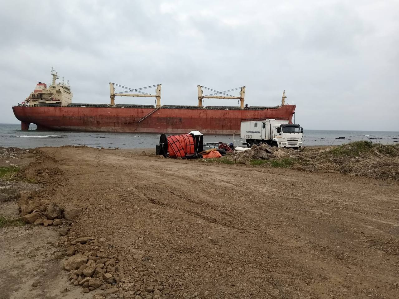 В Невельске начали подготовку к перекачке нефтепродуктов с севшего на мель судна An Yang 2 Специалисты ФГБУ «Морспасслужба» приступили к возведению подвесного трубопровода для дальнейшей перекачки нефтепродуктов с китайского балкера An Yang 2, севшего на мель у берегов Невельска этой зимой. Ранее в ходе переговоров между правительством Сахалинской области и делегацией Китайской Народной Республики было достигнуто соглашение о выгрузке топлива с судна, а также о возвращении на родину пяти членов экипажа, не участвующих в поддержании жизнеспособности судна. Для обеспечения безопасной перекачки нефтепродуктов на месте спасательной операции возведен подъездной путь и площадка для промежуточного резервуара, а также организовано круглосуточное дежурство аварийно-спасательных формирований Морспасслужбы. В настоящий момент собственник судна разрабатывает документацию по снятию судна с мели. Эти работы планируется провести летом при благоприятных погодных условиях. Ход работ по недопущению разлива нефтепродуктов в море и выводу судна на глубокую воду находятся на личном контроле губернатора Валерия Лимаренко, — рассказал министр транспорта и дорожного хозяйства Максим Жоголев. Напомним, 8 февраля судно An Yang 2 под флагом КНР выбросило на мель в двух километрах южнее морского порта Невельск. На его борту находились 20 членов экипажа, все — граждане Китая.