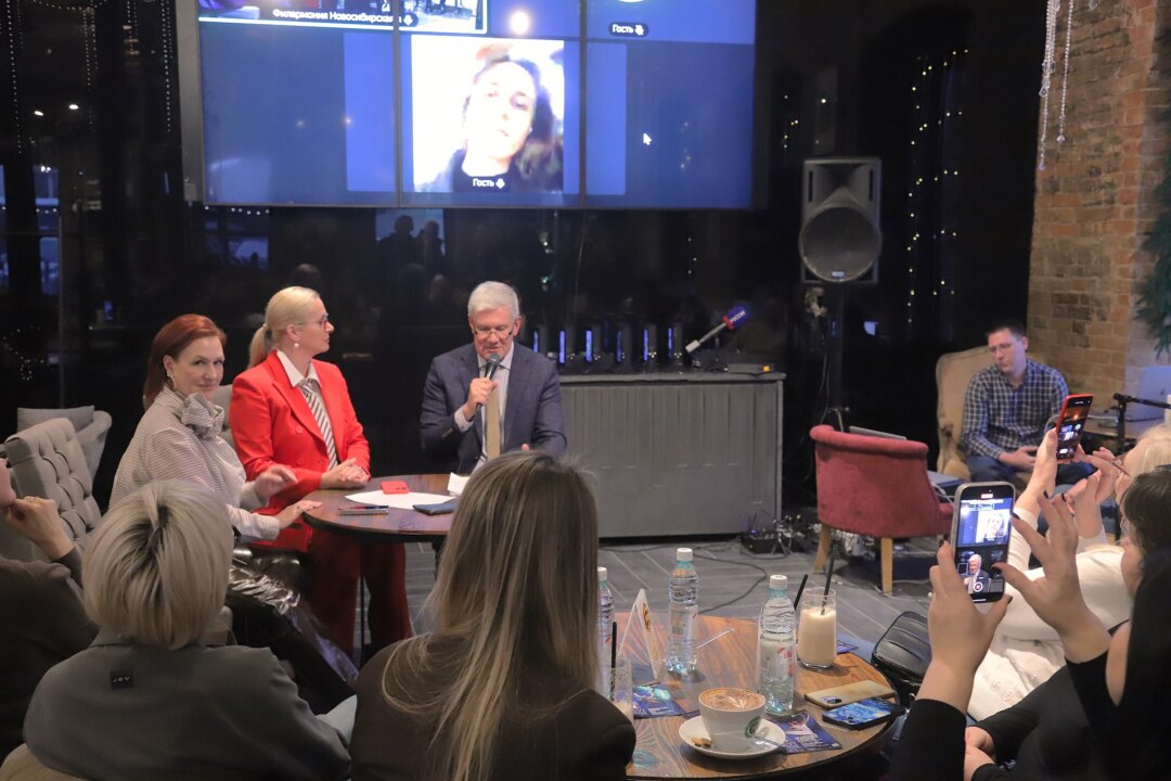 Балет стихи и музыка Новосибирская филармония представила программу XVI Международного Рождественского фестиваля искусств С 4 по 17 декабря в Новосибирске пройдет традиционный XVI Международный Рождественский фестиваль искусств 12 О том что приготовили зрителям организаторы из Новосибирской филармонии и какие мировые звезды примут участие в фестивале стало известно на прошедшей 26 ноября пресс конференции Нам очень приятно что Рождественский фестиваль проходит в Новосибирске уже 30 лет Это старейший фестиваль которым мы очень гордимся В отличие от многих федеральных проектов проводимых в Новосибирске Рождественский фестиваль был создан в нашем городе и по традиции мы продолжаем его организовывать в преддверии Нового года сказала руководитель Новосибирской филармонии Анна Терешкова Нам важно дать возможность зрителям увидеть лучших российских музыкантов В дни фестиваля в филармонии выступит национальный оркестр из Москвы Будет в программе и классический балет Для филармонической сцены это немного необычно но мы знаем как в Новосибирске любят балет поэтому пригласили звезд мирового уровня Конечно будут и джазовые эксперименты Со своим бендом выступит Дмитрий Губерниев известный многим не только как спортивный комментатор но и музыкант Продолжение по ссылке