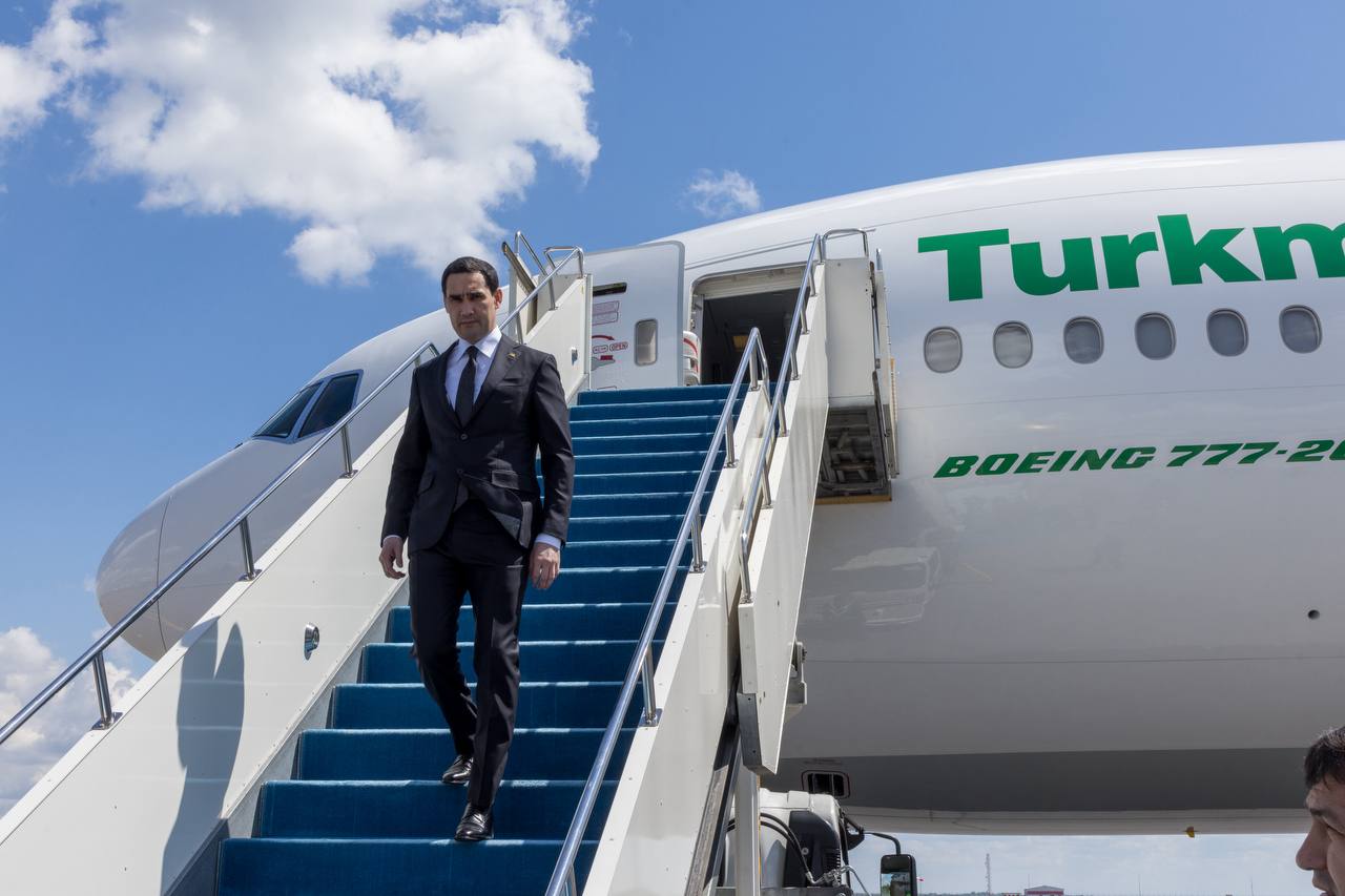 Президент Туркменистана Сердар Бердымухамедов прибыл в Астану   Он примет участие в проходящем в столице Казахстана саммите "Центральная Азия – Италия".