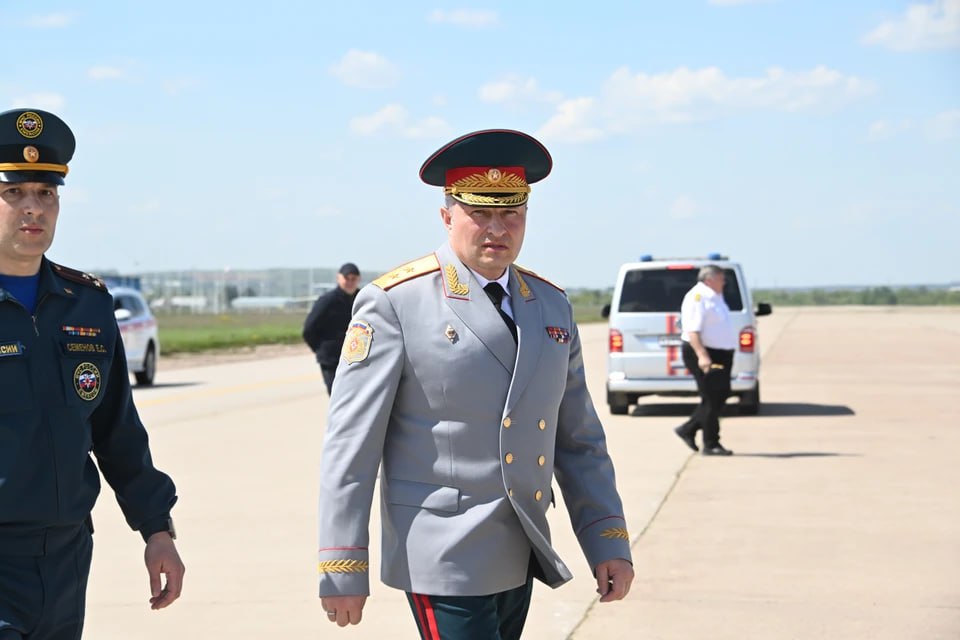 Осмотрит робототехнику и проведет инспекцию в Челябинск приехал глава МЧС России Александр Куренков В среду 17 сентября глава МЧС России Александр Куренков прибыл с рабочим визитом в Челябинск В аэропорту имени Курчатова его встретили губернатор региона Алексей Текслер и начальник ГУ МЧС по региону Юрий Буренко У Александра Куренкова плотный график рабочих поездок в российские регионы и зарубежные визиты прокомментировали в МЧС России Визит министра включает знакомство с новейшими образцами робототехники которые планируется использовать для ликвидации чрезвычайных ситуаций Особое внимание будет уделено обсуждению актуальных вопросов повышения эффективности работы региональных подразделений МЧС   Подписаться на chelkp