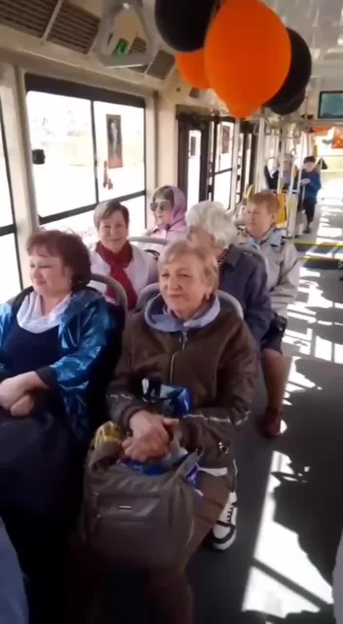 Оперные певцы и фронтовой хор объединяются в праздничном транспорте Красноярска и Новокузнецка к 9 мая