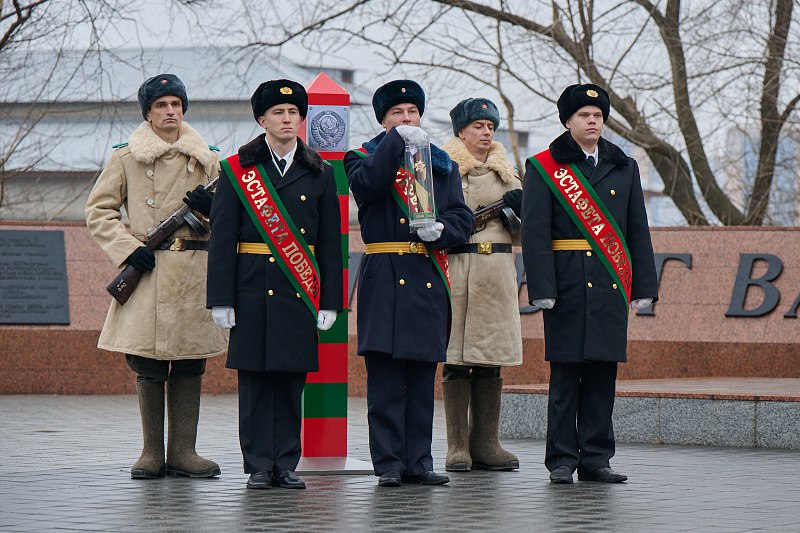 Владивосток сегодня встретил «Эстафету Победы – 2025».    Она проходит вдоль внешних границ государств СНГ и посвящена 80-летию Победы в Великой Отечественной войне. Акция по передаче символа состоялась у мемориального комплекса пограничникам, погибшим при защите границ Отечества.   «Эстафета Победы – 2025» начала свой путь 2 февраля в Брестской крепости и Мурманске по двум маршрутам, а завершится 28 мая в Москве. Во Владивосток символ акции прибыл из Сахалинской области.   #80ЛетПобедеВладивосток