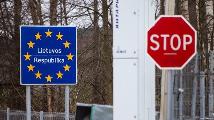 Граница с Беларусью должна быть снова открыта ее закрытие мешает нормальной жизни в Литве председатель Сейма Юозас Олекас Это негативно сказалось на обычных гражданах и перевозчиках Независимо от реакции белорусского режима мы все равно хотим чтобы жизнь продолжалась и границы снова были открыты Странные люди Подпишись RogandarNEWs мы в MAX