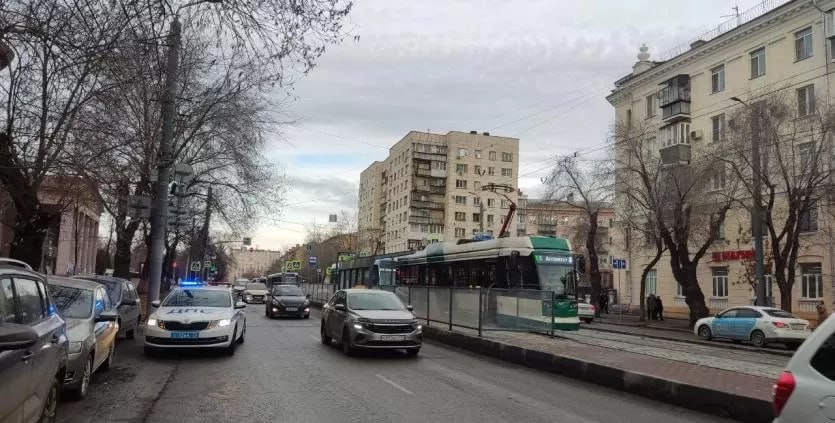 В Челябинске пассажирку пятого трамвая увезли на скорой ЧП произошло в 11 часов 15 минут на улице Цвиллинга в районе дома 50 в салоне пятёрки следовавшей на вокзал в связи с происшествием неподалёку от ДК ЖД движение на вокзал было закрыто Как сообщает городская ГАИ электротранспортом управляла женщина 1975 года рождения Пассажирка упала когда трамвай начал движение ПОДРОБНЕЕ URALPRESS RU