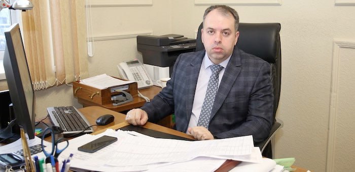 Бывшего министра экономики Республики Алтай Вячеслава Тупикина приговорили к четырём годам лишения свободы за превышение должностных полномочий сообщает прокуратура В результате его незаконных действий для детей сирот было приобретено 16 жилых помещений в селе Улаган не пригодных для проживания на общую сумму свыше 38 млн рублей Это повлекло причинение значительного материального ущерба бюджету Республики Алтай и нарушение гарантированных конституционных прав на жилище детей сирот Тупикина взяли под стражу Приговор в законную силу не вступил