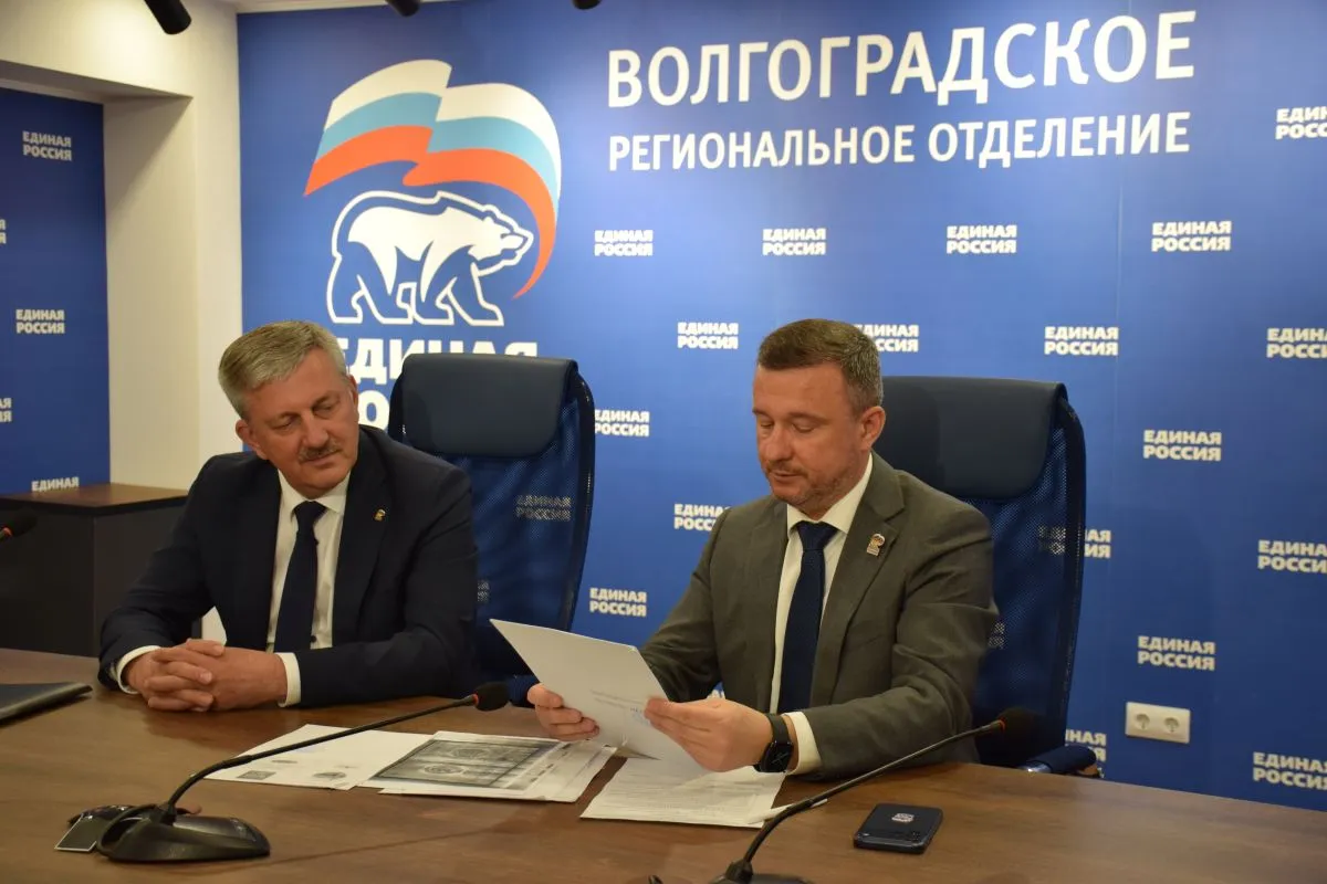 Глава Волгограда Владимир Марченко подал заявление на участие в обязательной партийной процедуре по отбору кандидатов на участие в выборах депутатов Государственной Думы IX созыва Мы видим как меняется и преображается Волгоград какие изменения произошли только за последнее время Как пример при поддержке губернатора Волгоградской области секретаря Волгоградского регионального отделения Единой России Героя России Андрея Ивановича Бочарова депутатов от партии Единая Россия всех уровней в 2024 году была принята 10 летняя программа развития города героя Волгограда как центра волгоградской агломерации И результаты работы за прошедшие два году уже видны строятся школы дороги обновляются общественные пространства Все это итог командной совместной работы исполнительной и законодательной власти и партии Я уверен что эта работа будет продолжена и дальше отметил Владимир Марченко