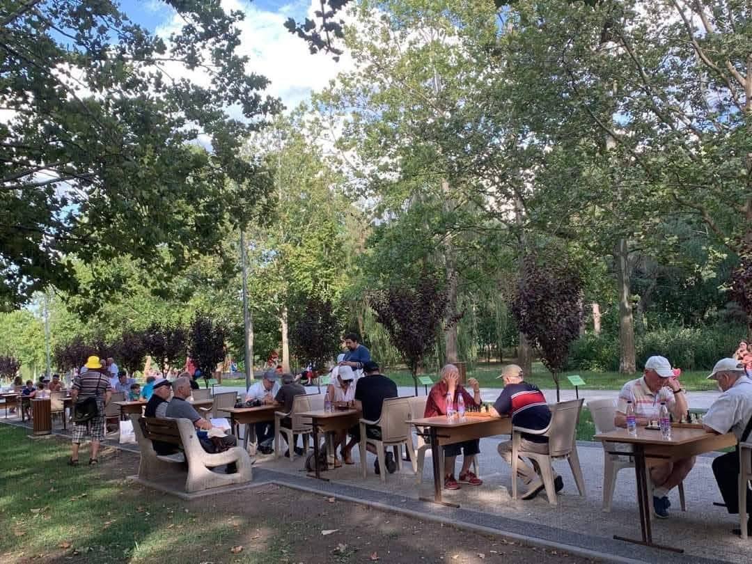 В Кишинёве проходит финал турнира по шахматам и шашкам «Кубок сеньоров» Турнир проводят уже в третий раз. Цель — продвигать спорт, активное долголетие и просто дать пенсионерам хороший повод собраться. Городской финал состоится 5 июля в парке «Алунелул» в секторе Буюканы. Победитель получит 5000 леев, за второе и третье места — 3000 и 1000 соответственно. Отдельные участники получат поощрения и подарки от спонсоров.