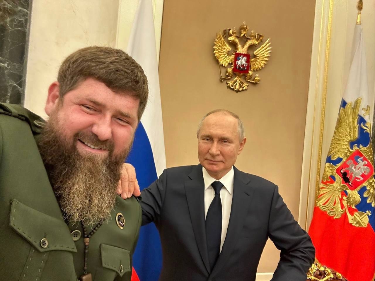 Кадыров признался, что по совету Путина ложится спать, когда сильно злится Об этом глава Чечни рассказал журналистам информагентства «Чечня Сегодня». «Мне дал совет Владимир Владимирович: когда ты сильно злой, то нужно лечь спать с этой мыслью. Злость пройдёт и всё будет хорошо. Я так и делаю, и всё спокойно бывает», – цитируют Кадырова в СМИ. «ВКонтакте» и в «Одноклассниках», чтобы быть в курсе самых интересных новостей Кавказа. Фото из соцсетей главы Чечни. -Северный Кавказ