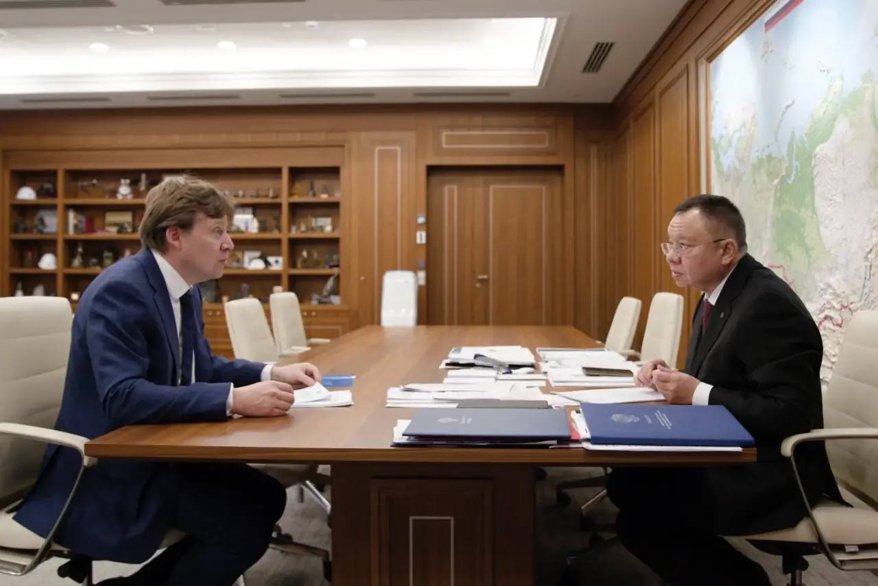 Глава Минстроя России Ирек Файзуллин провел рабочую встречу с президентом Национального объединения строителей НОСТРОЙ Антоном Глушковым Обсудили вопросы по развитию строительной отрасли а также внедрение цифровых технологий и переход компаний на современные отраслевые стандарты в том числе в рамках нацпроекта Инфраструктура для жизни В центре внимания выработка совместных решений для повышения инвестиционной привлекательности отрасли и защиты добросовестных участников рынка Отдельно рассмотрели вопросы совершенствования технического регулирования и стандартизации для повышения качества и безопасности ОКС а также роль саморегулируемых организаций СРО в обеспечении безопасности объектов Диалог власти и профессионального сообщества ключевой элемент для эффективного развития строительного и жилищно коммунального комплекса России Минстрой России в MAX