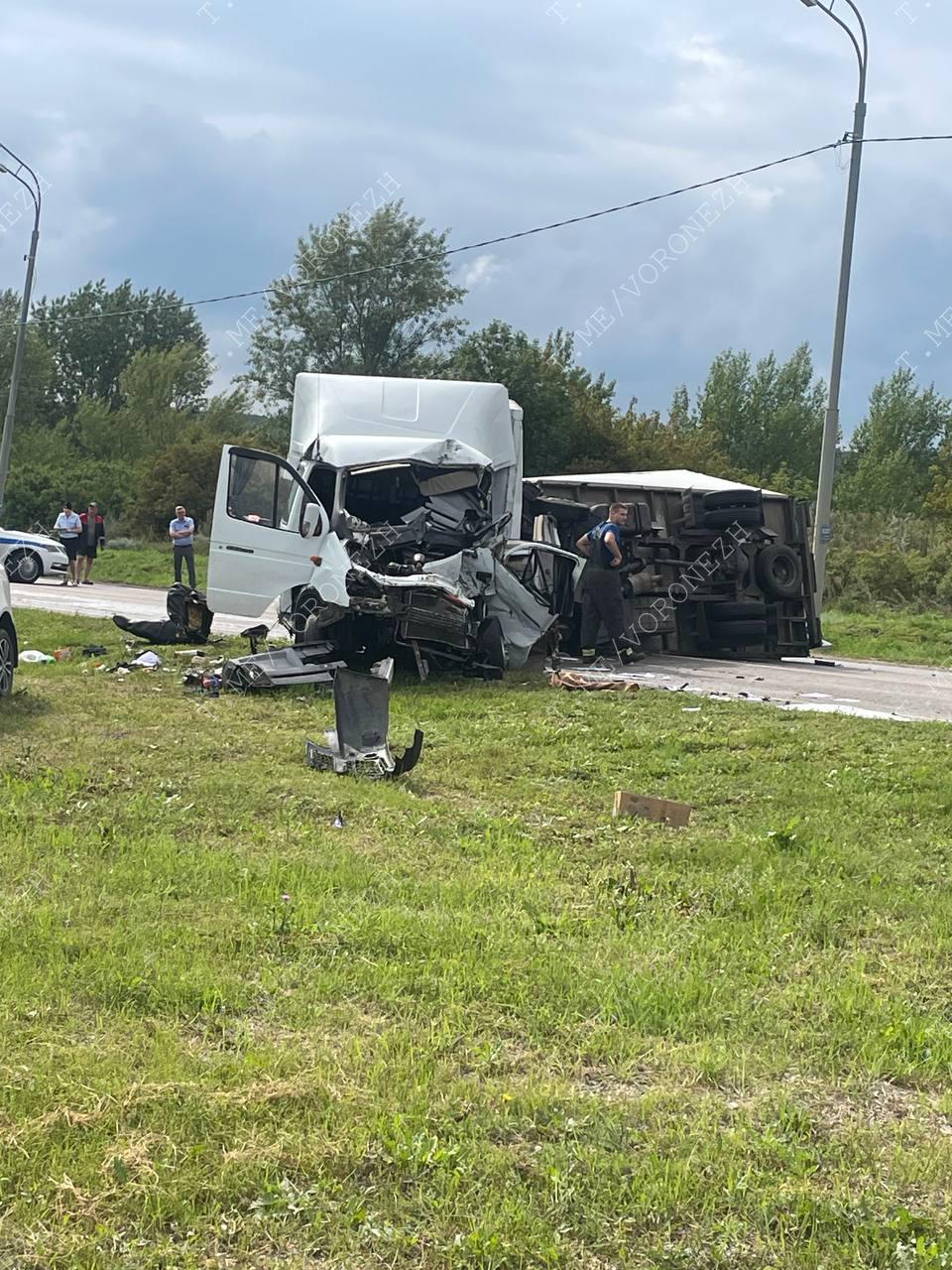 На 211 км автодороги Р-298 в Семилукском районе Воронежской области произошло ДТП. Образовалась пробка в обе стороны.    Будьте внимательны на дороге!    #ДТП #Семилуки
