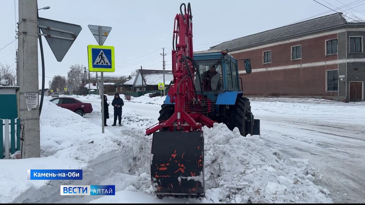 На Алтае продолжается подготовка к первой волне паводка.  В Камне-на-Оби коммунальщики начали очищать водопропуски.  Для этого местное коммунальное предприятие закупило навесное оборудование – грейферную установку для трактора. Сейчас коммунальщики вывозят снег из канав. Многие водопропускные каналы очистили от грязи ещё летом и осенью. С началом таяния снега делать это будет уже поздно. Власти города призывают население ответственно относиться к уборке снега на своих участках и в непосредственной близости от них, чтобы не допустить захода талой воды на приусадебные территории, как это было в прошлом году.