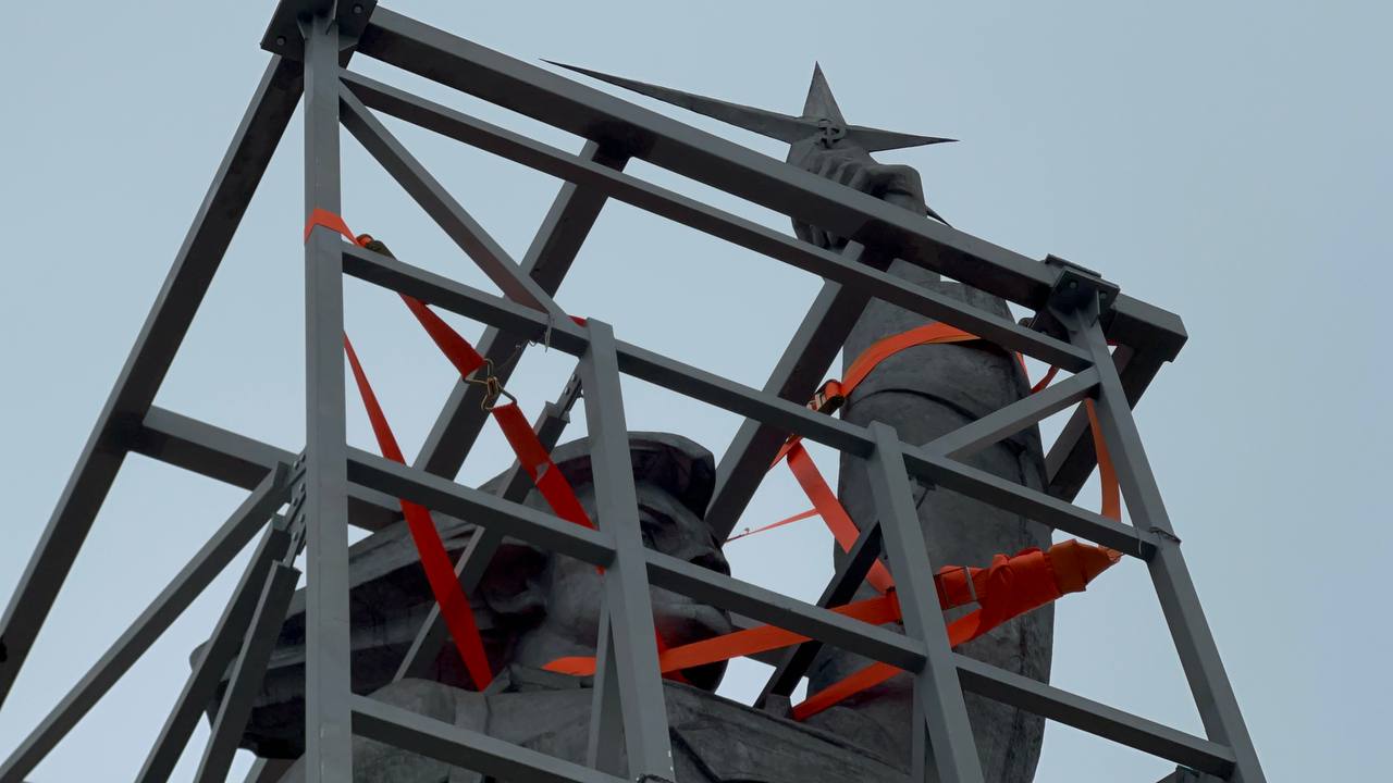 В Краснодаре закончили ремонт скульптуры «Аврора» Кроме того, инвестор укрепил металлические и бетонные части, чтобы не допустить аварий в здании кинотеатра. В подвале убрали старые и поврежденные стены. Документы, подтверждающие, выполнение работ, приняли 24 апреля. Телеканал «Краснодар»